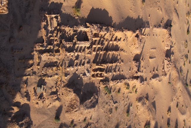 Pohled na Amunův chrám z převisu na Jebel Barkal